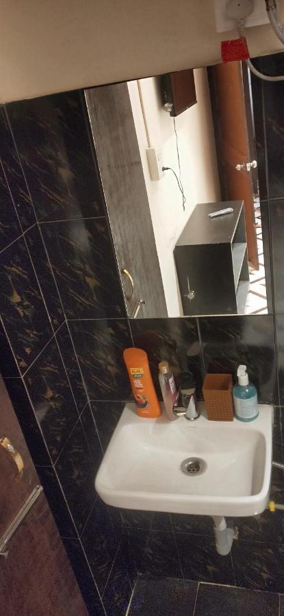 אימפאל Oyo Thangal Hotel מראה חיצוני תמונה
